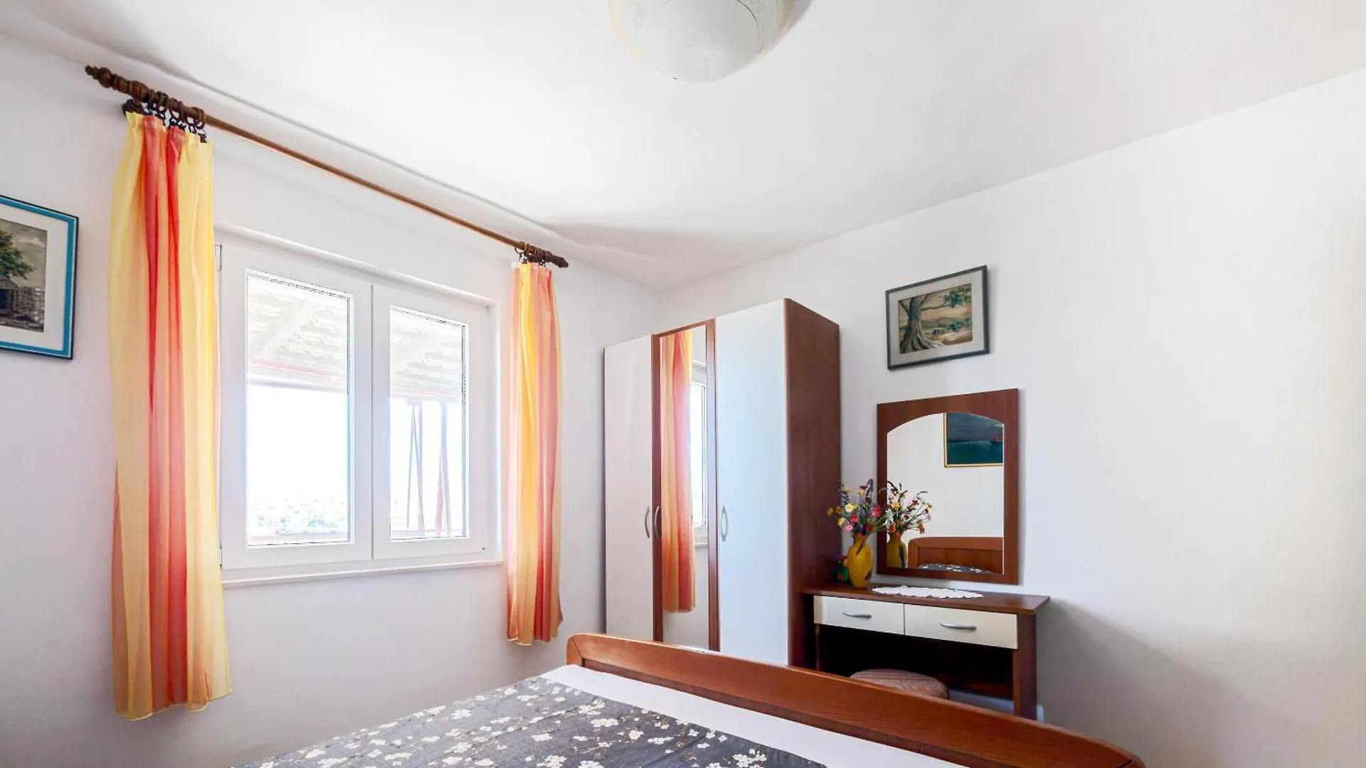 Apartment Vera トロギール
